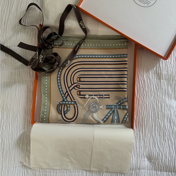 Hermes
Silk Carre Grand Tralala
Scarf 45 Vert Amande
Beige Bleu - Picture 4 of 12